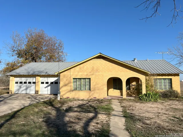 $976,500 | 908 County Road 5711, La Coste, TX 78039
