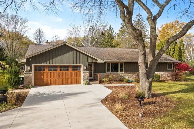 $527,900 | 11467 St James Lane, Mequon, WI 53092