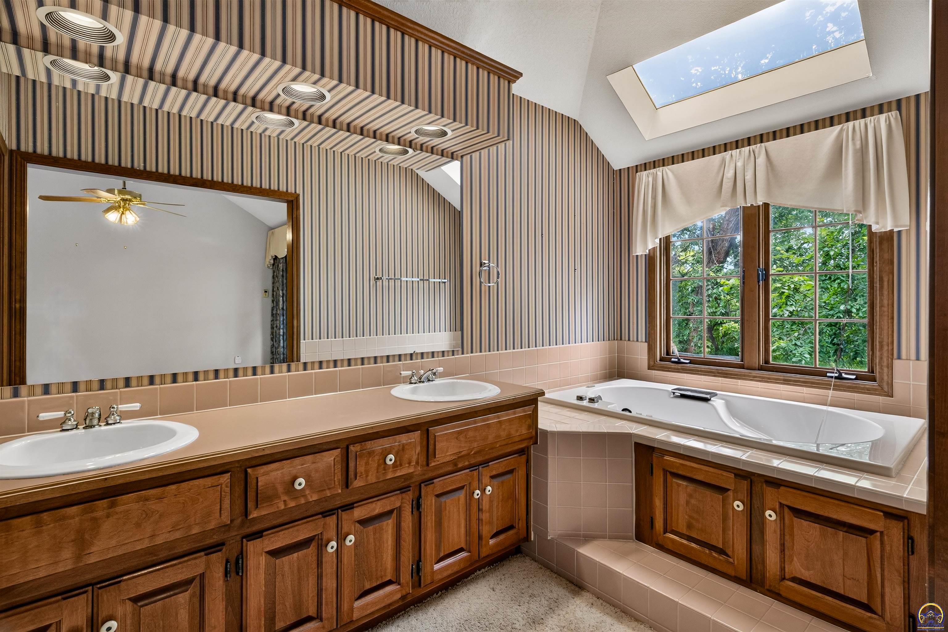 4305 Quail Pointe Road Lawrence, KS 66047 - Photo 18 of 40 Primary Bathroom