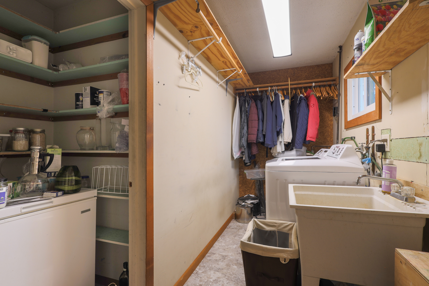 9425 Pine Street Mokena, IL 60448 - Photo 14 of 28 a bathroom with a sink and a mirror