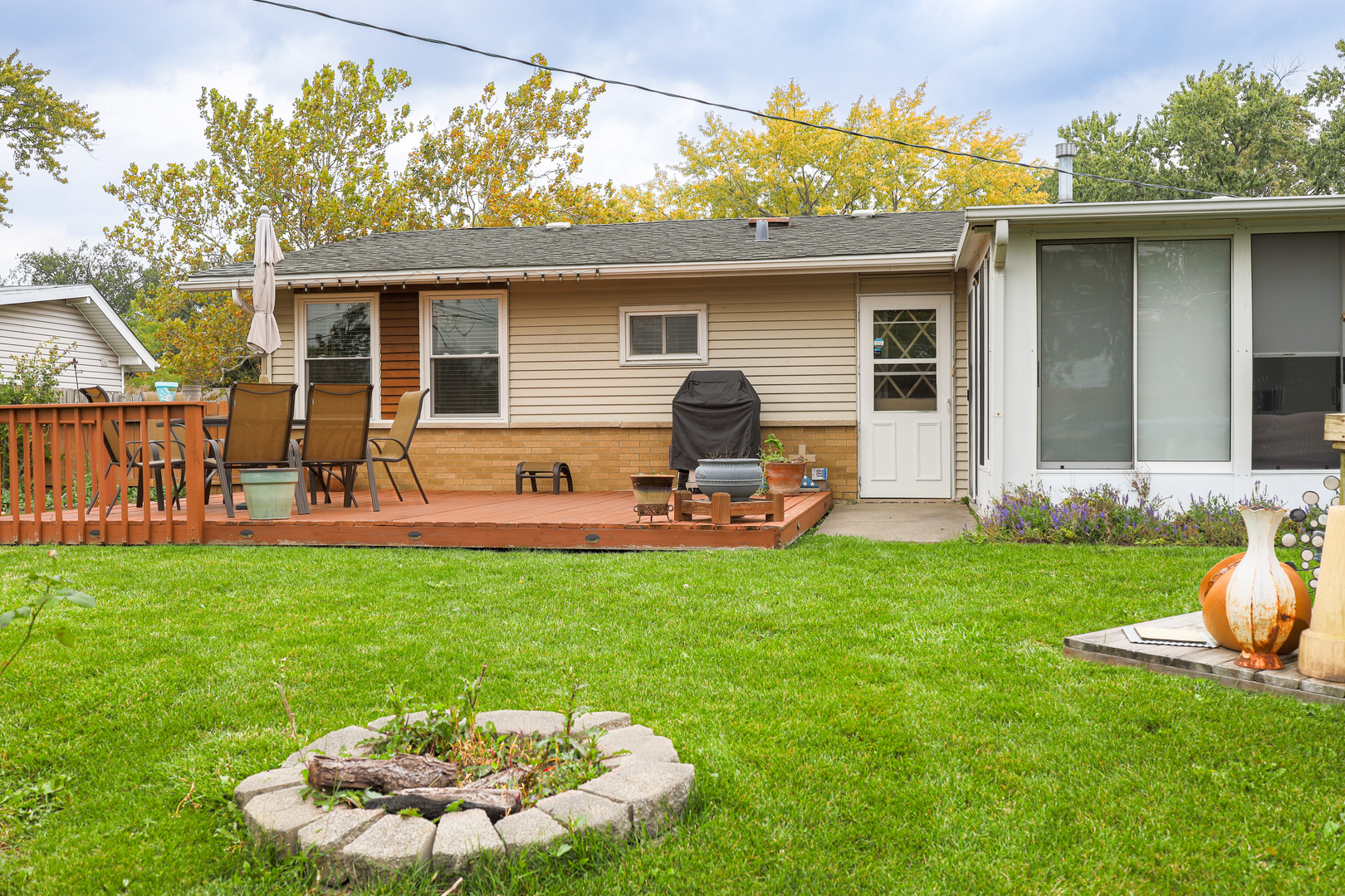 9425 Pine Street Mokena, IL 60448 - Photo 27 of 28 a backyard of a house with table and chairs