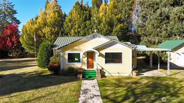 a view of a house with backyard and sitting area
