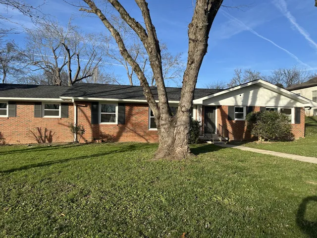 a view of a house with backyard