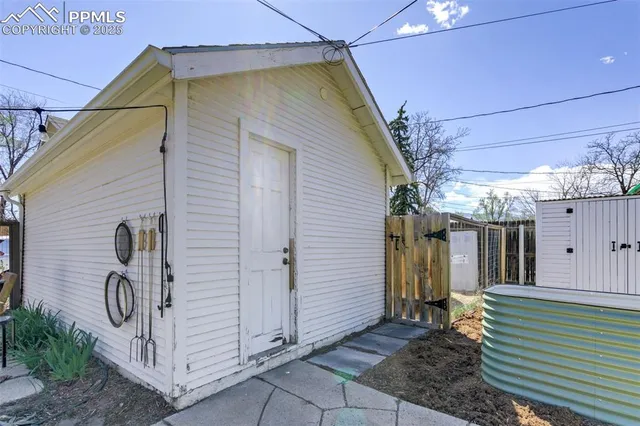 a view of a house with backyard and porch