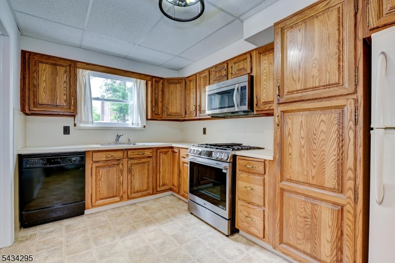 328 Plymouth Road Union, NJ 07083 - Photo 14 of 32