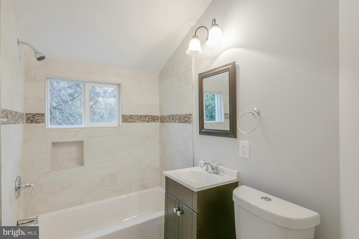 5073 Sheriff Road Northeast Washington, DC 20019 - Photo 11 of 15 Bath