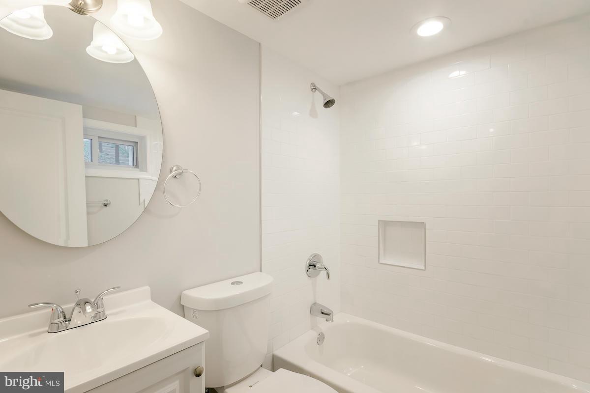 5073 Sheriff Road Northeast Washington, DC 20019 - Photo 14 of 15 Bath
