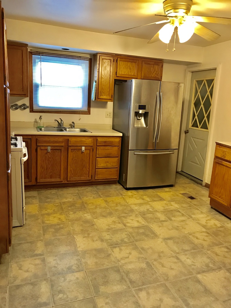 152 Oxford Road Bolingbrook, IL 60440 - Photo 2 of 14