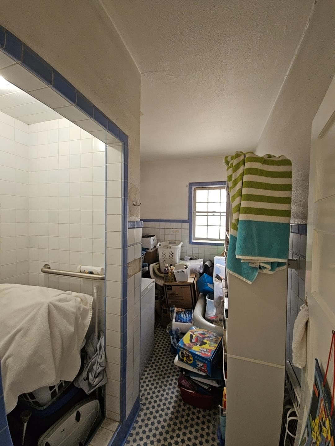 548 East Park Street Stockton, CA 95202 - Photo 19 of 29 a room with furniture and a window