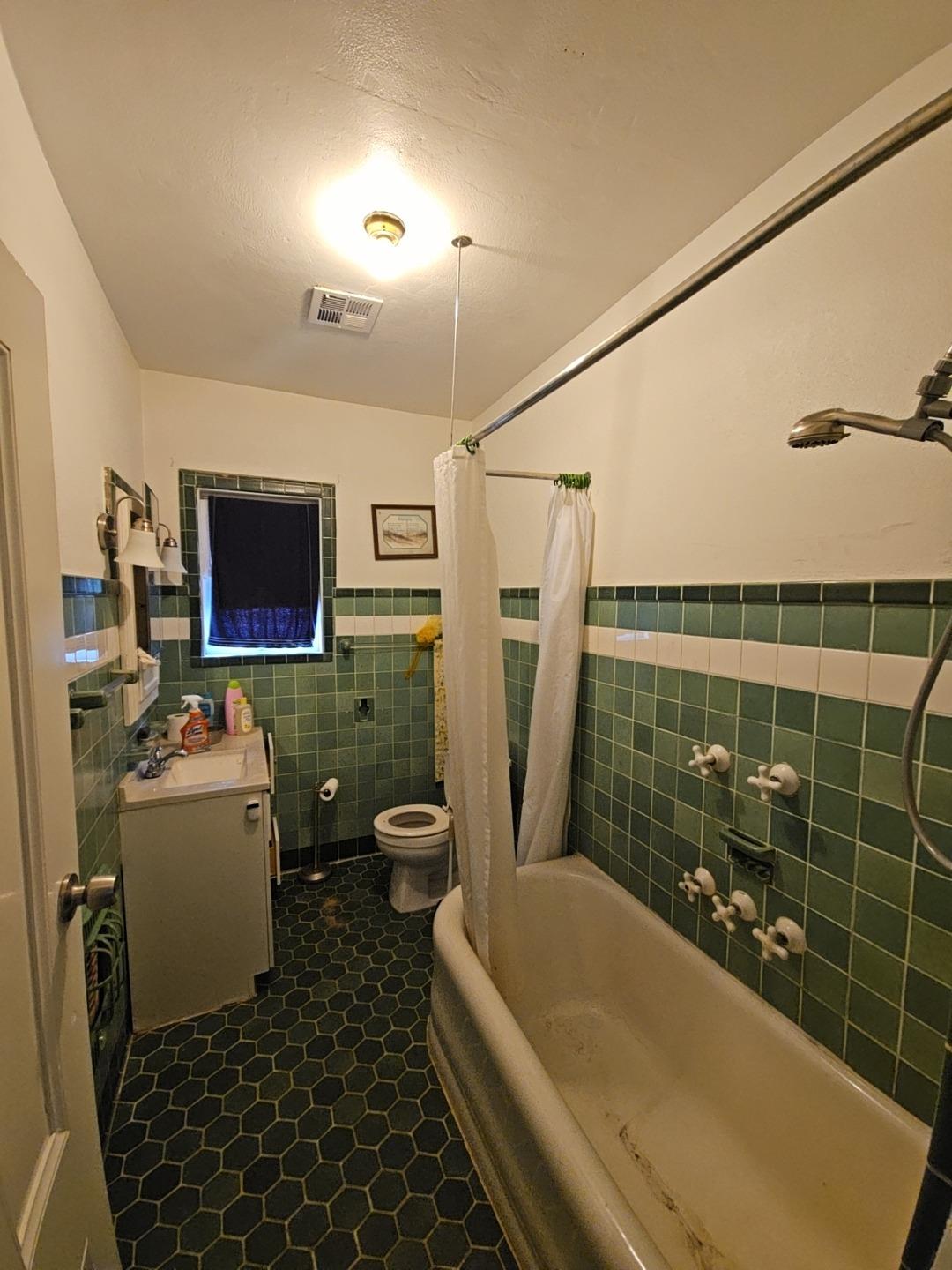 548 East Park Street Stockton, CA 95202 - Photo 24 of 29 a bathroom with a toilet a sink and bathtub