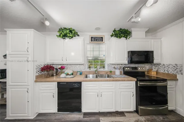 $460,000 | 755 North Quebrada Street, Clewiston, FL 33440