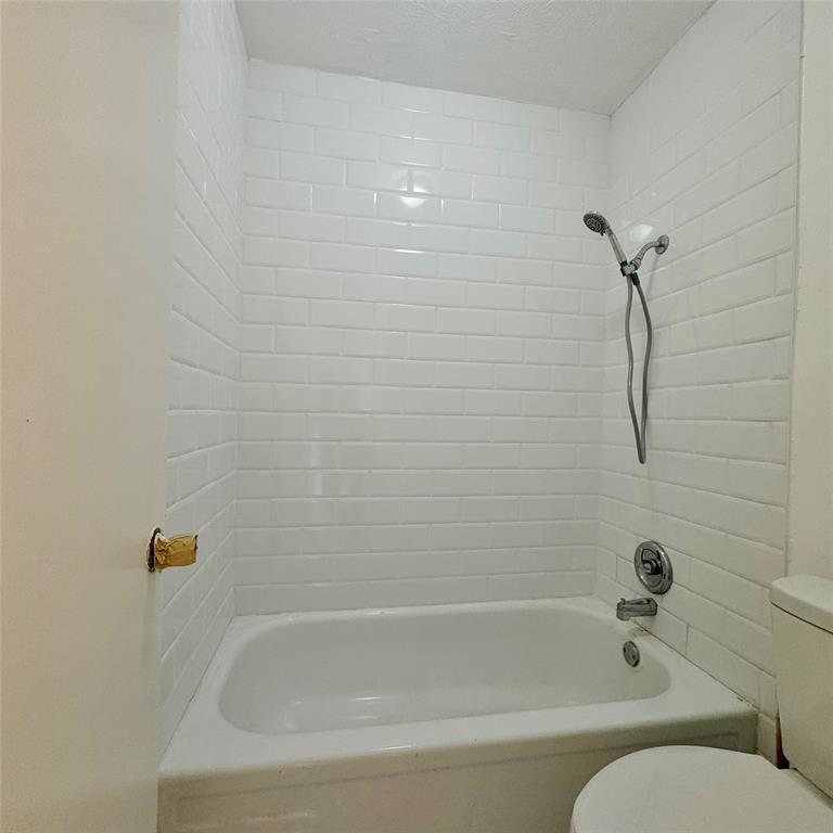 1809 East Grauwyler Road, Unit 133 Irving, TX 75061 - Photo 10 of 18 a bathroom with a bathtub