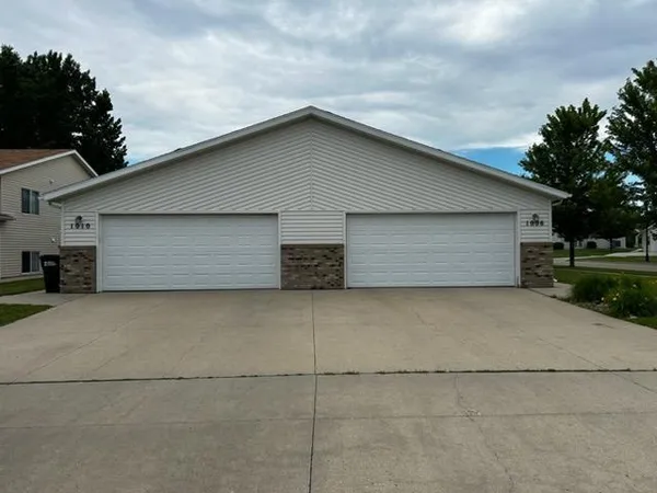 $270,000 | 1010 Oak Place, West Fargo, ND 58078