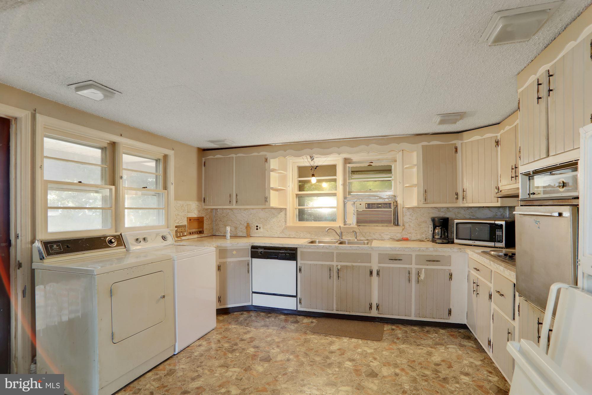 1224 Clements Bridge Road Woodbury, NJ 08096 - Photo 12 of 26 sunfilled and spacious