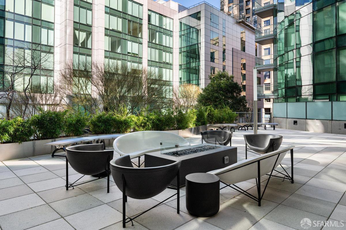333 Main Street, Unit 4M San Francisco, CA 94105 - Photo 19 of 39 a view of a patio with table and chairs and potted plants