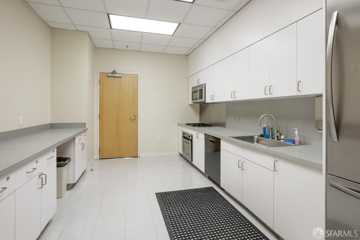 333 Main Street, Unit 4M San Francisco, CA 94105 - Photo 27 of 39 a kitchen with a sink a stove and refrigerator