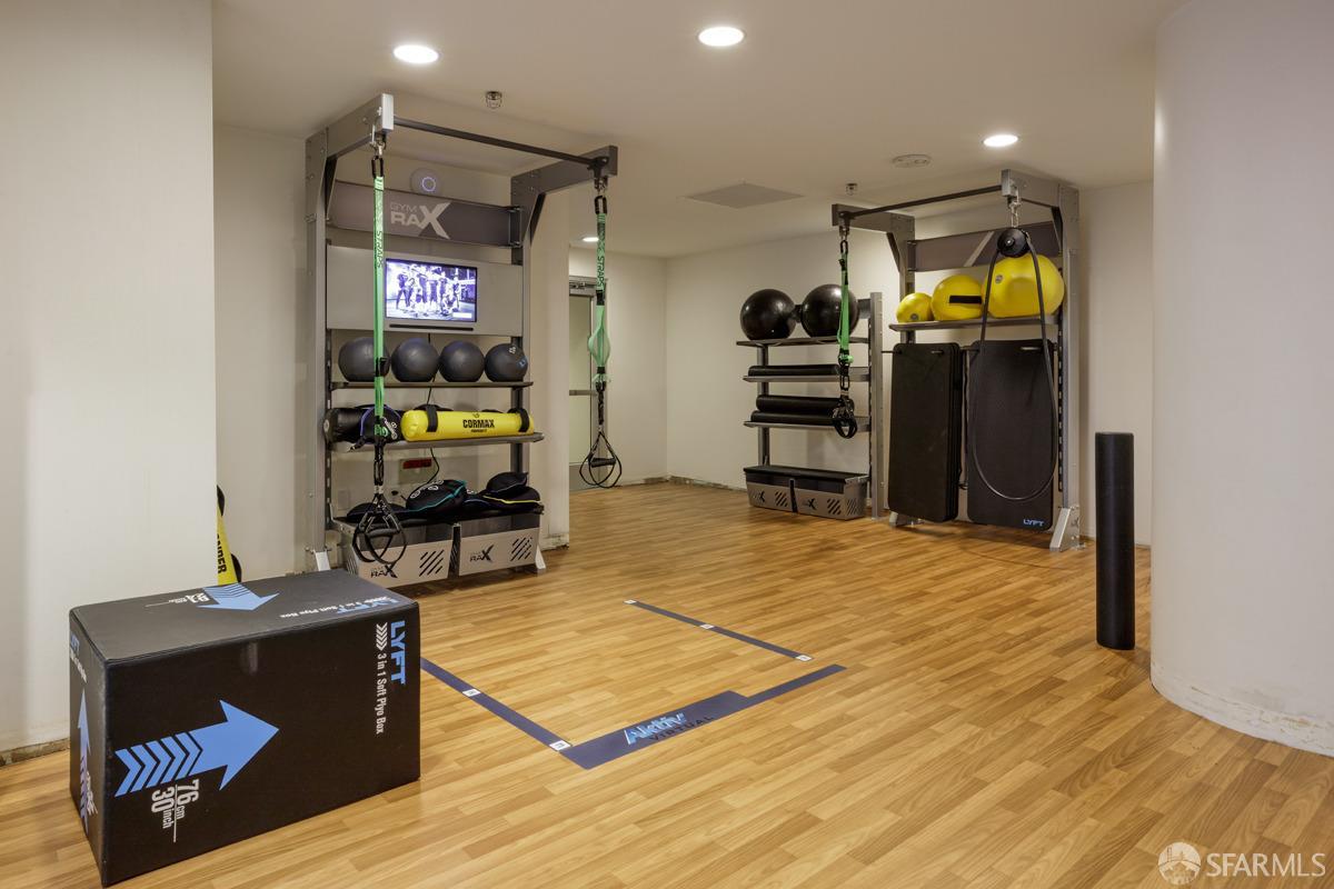 333 Main Street, Unit 4M San Francisco, CA 94105 - Photo 34 of 39 a room with furniture and a flat screen tv