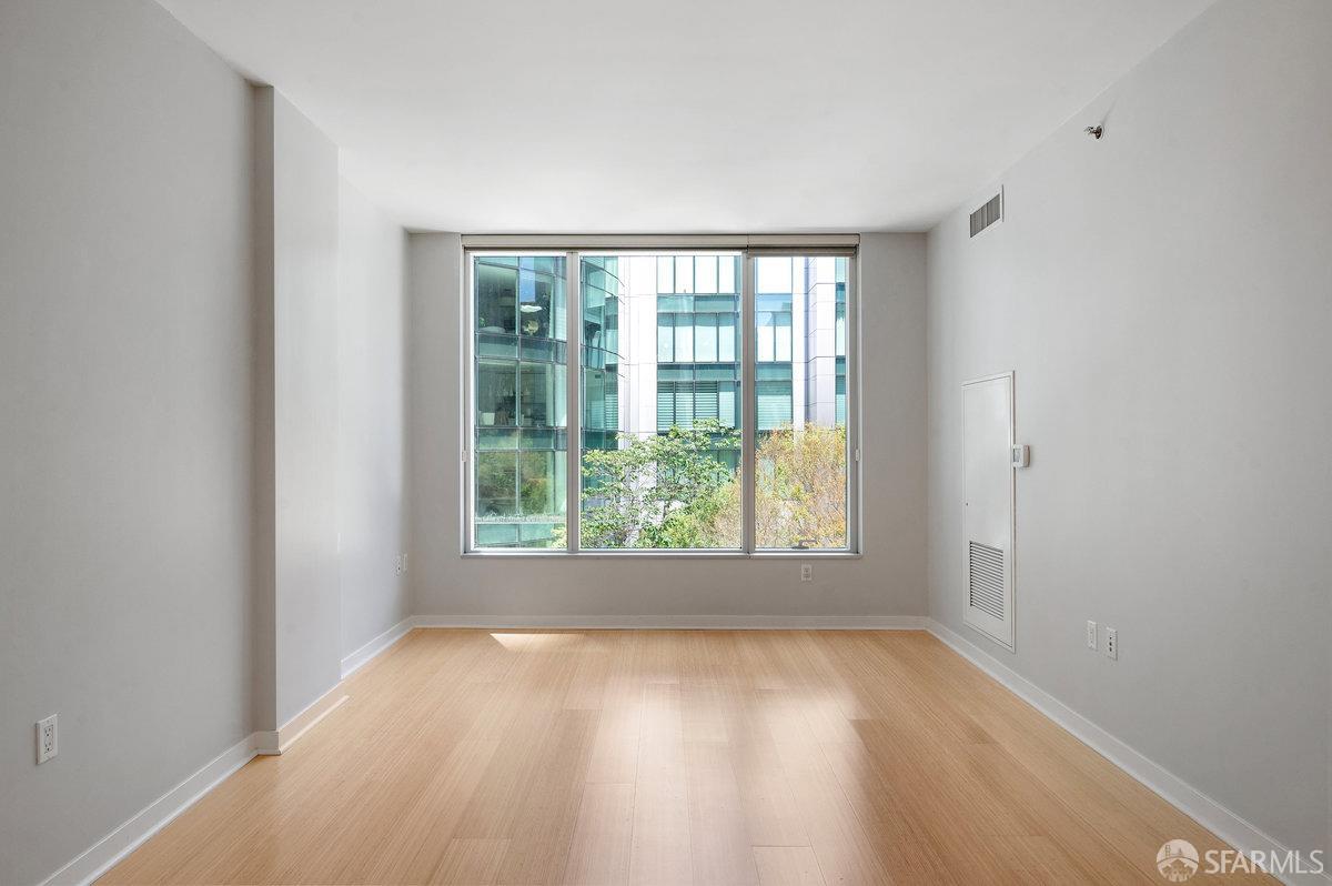333 Main Street, Unit 4M San Francisco, CA 94105 - Photo 5 of 39 an empty room with a window