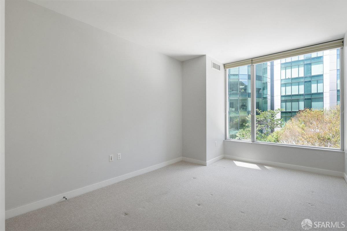 333 Main Street, Unit 4M San Francisco, CA 94105 - Photo 9 of 39 an empty room with windows