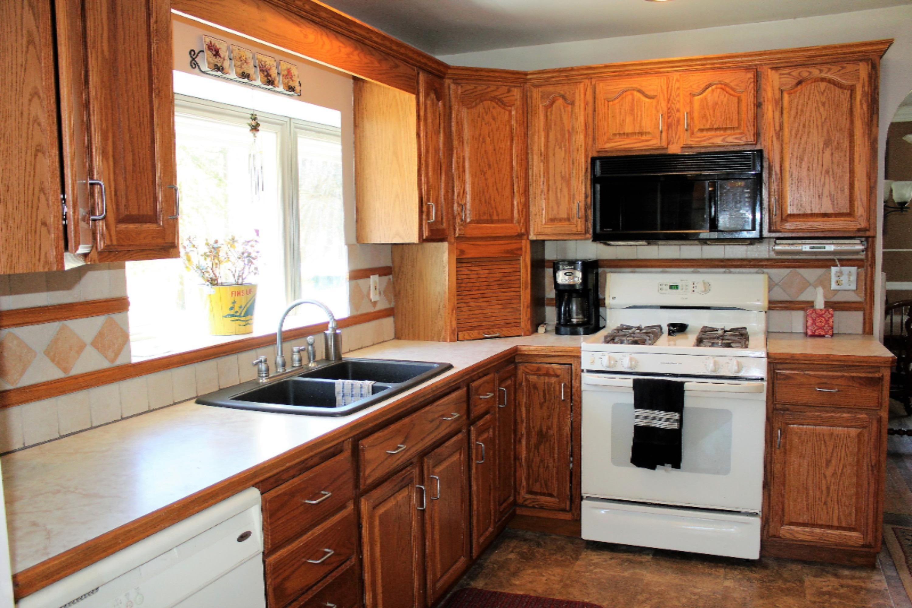 7551 West R Avenue Kalamazoo, MI 49009 - Photo 2 of 62 Updated kitchen