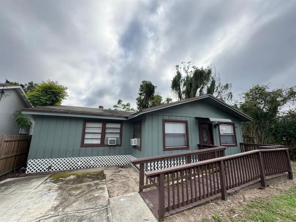 140 East 12th Street Apopka, FL 32703 - Photo 1 of 13 a front view of a house with a garden