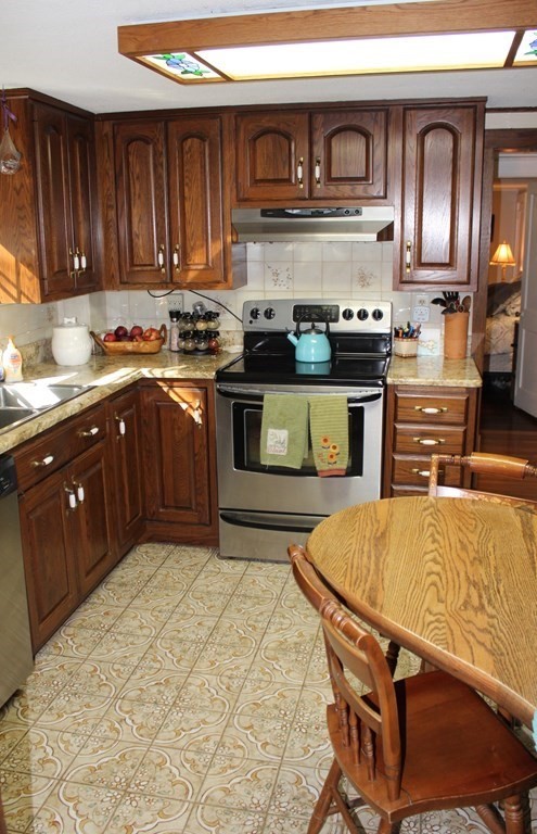 1710 Parker Street Springfield, MA 01128 - Photo 5 of 20 Gallery Image 5
