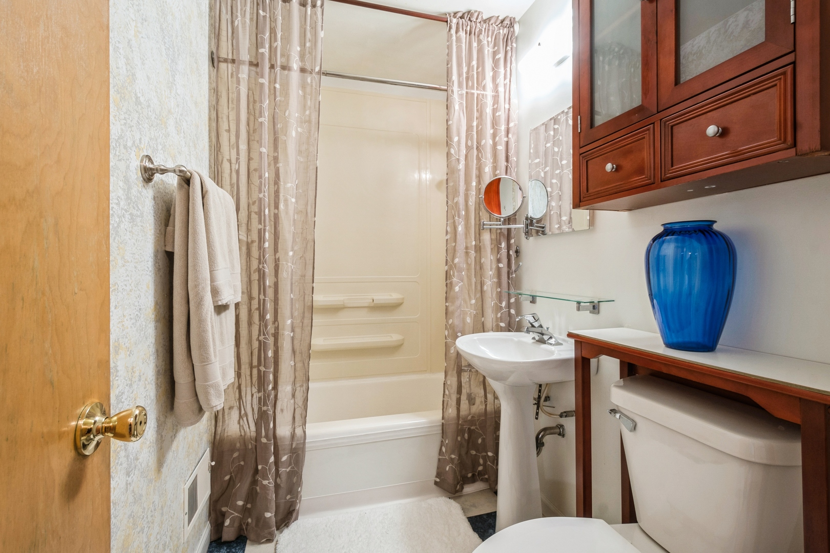 735 Chestnut Street Deerfield, IL 60015 - Photo 16 of 18 a bathroom with a sink a toilet and shower
