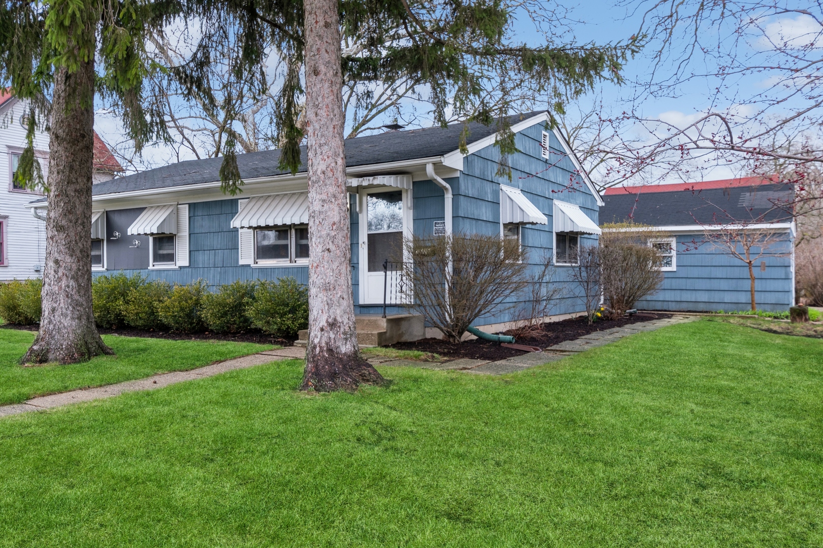735 Chestnut Street Deerfield, IL 60015 - Photo 2 of 18 a front view of a house with a garden