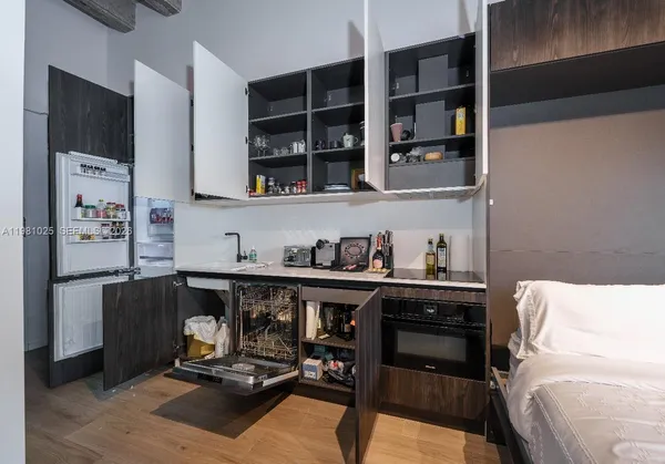 $5,850 | 5255 Collins Avenue, Unit 12F, Miami Beach, FL 33140