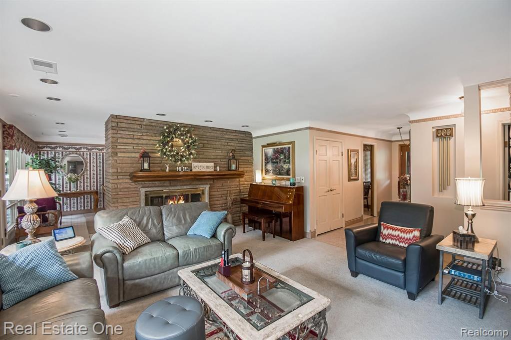 33821 Argonne Road Farmington Hills, MI 48335 - Photo 6 of 39