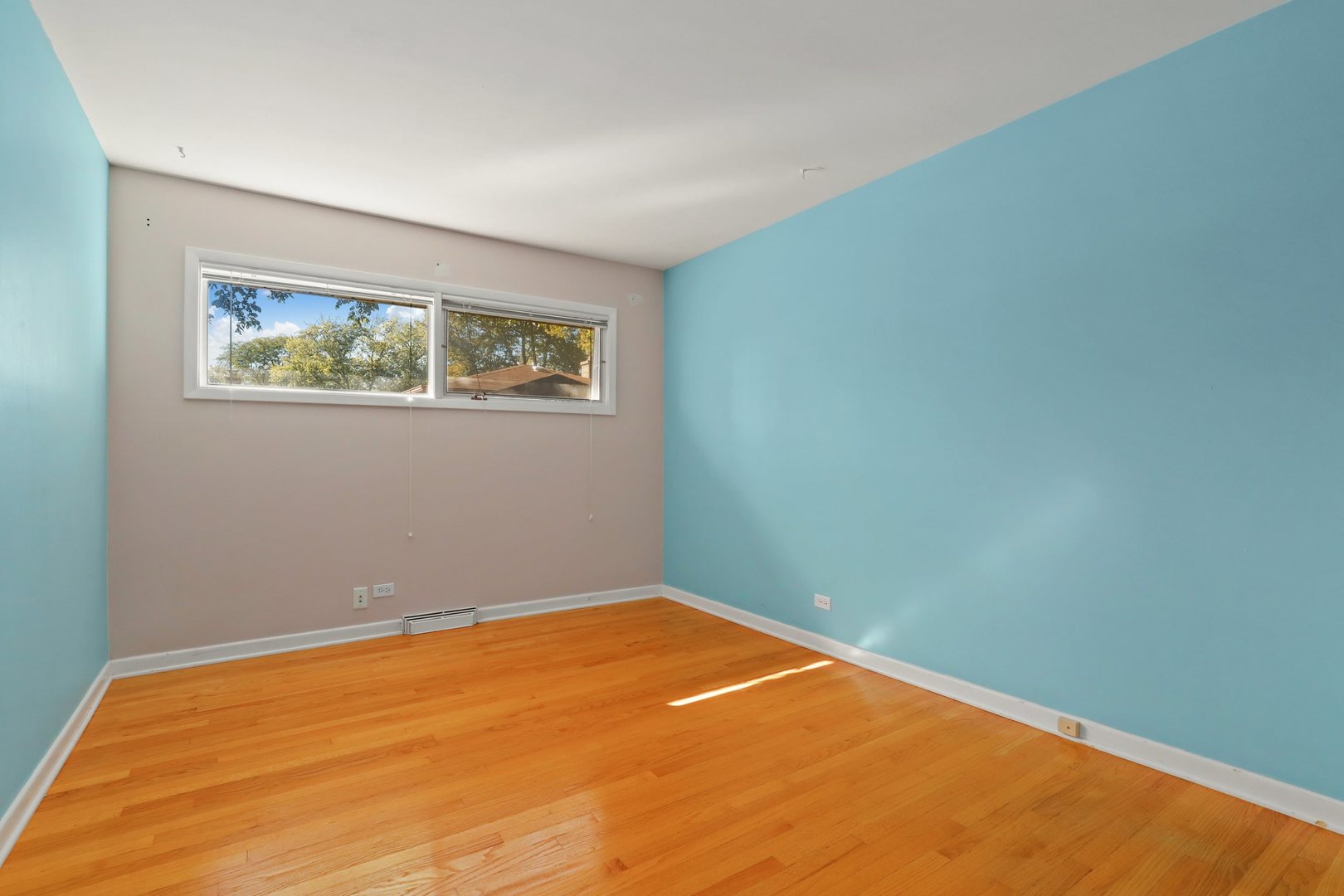 410 Ferndale Road Glenview, IL 60025 - Photo 17 of 34 an empty room with a window