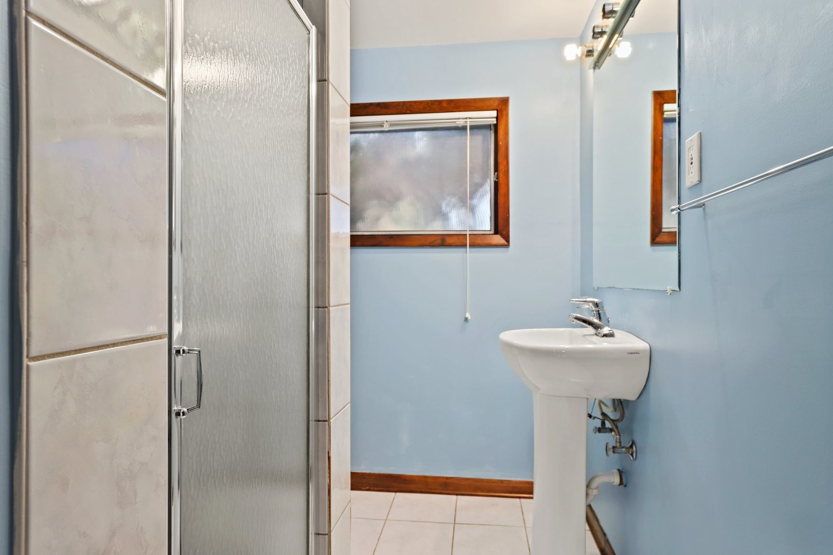410 Ferndale Road Glenview, IL 60025 - Photo 22 of 34 a bathroom with a sink and mirror