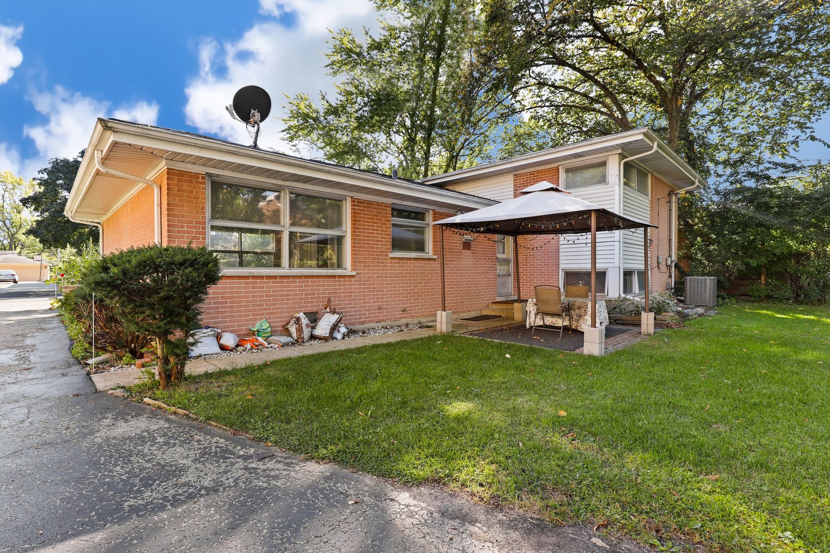 410 Ferndale Road Glenview, IL 60025 - Photo 26 of 34 a front view of house with yard and porch