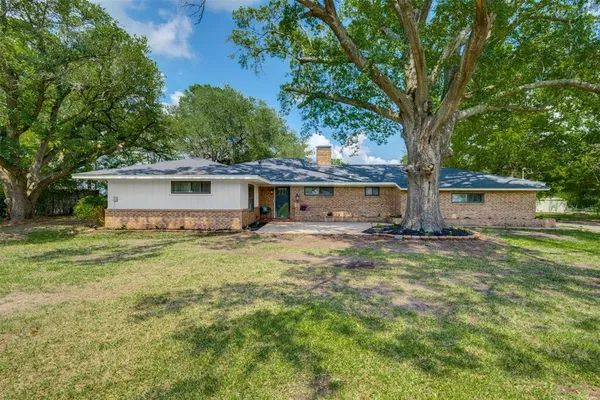 $299,900 | 307 Daingerfield Street, Naples, TX 75568