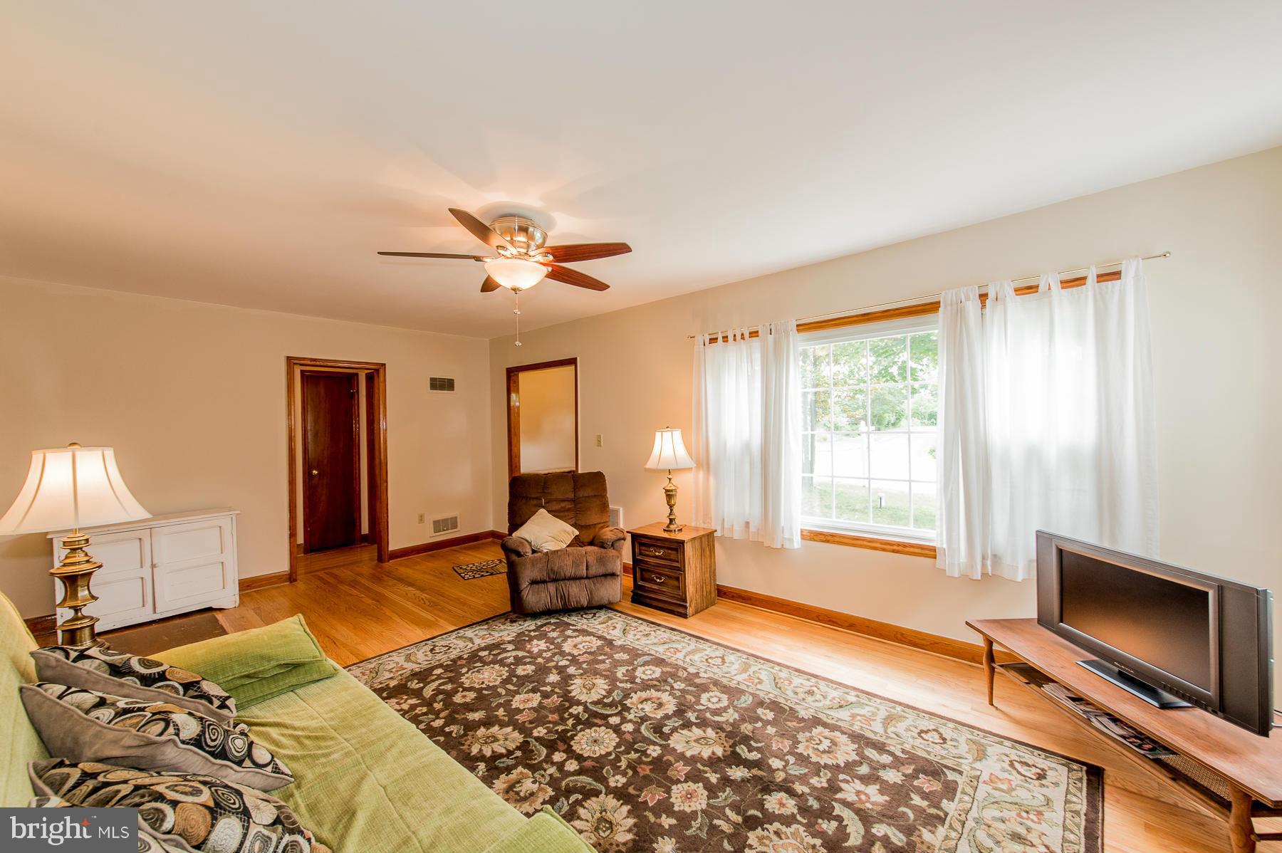 904 Hillcrest Road Hanover, MD 21076 - Photo 3 of 28 Living Room