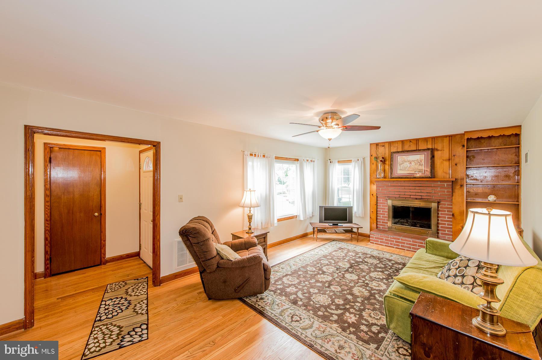 904 Hillcrest Road Hanover, MD 21076 - Photo 4 of 28 Living Room