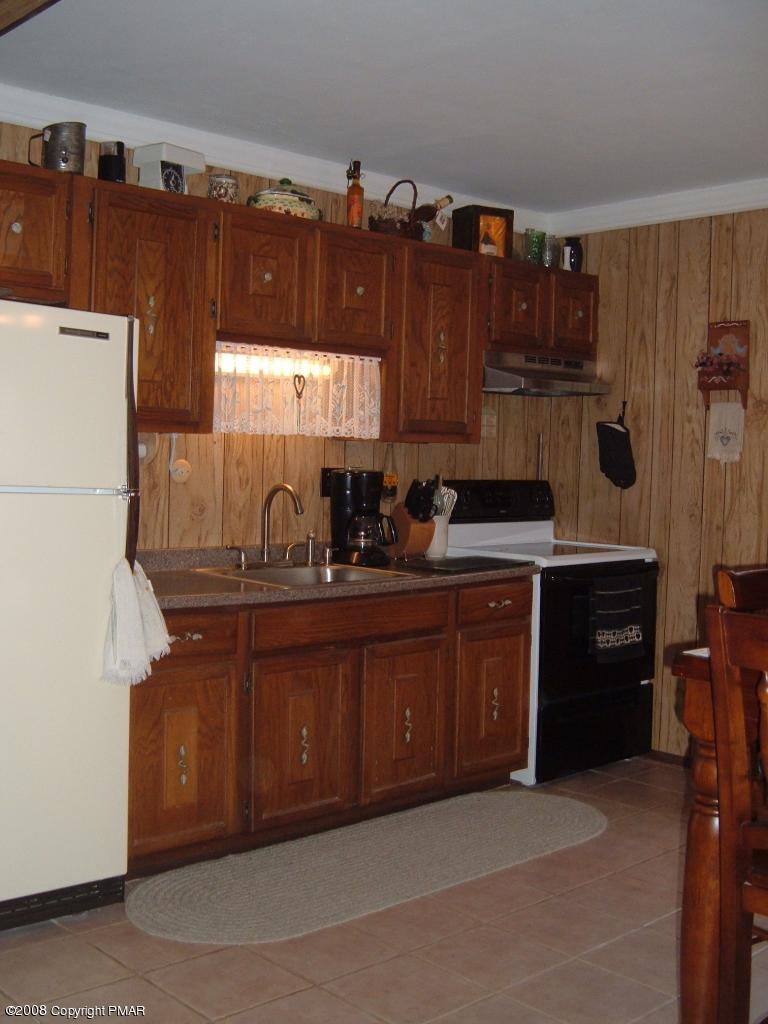 993 Canterbury Road Bushkill, PA 18324 - Photo 3 of 19 Kitchen/Dining Combo