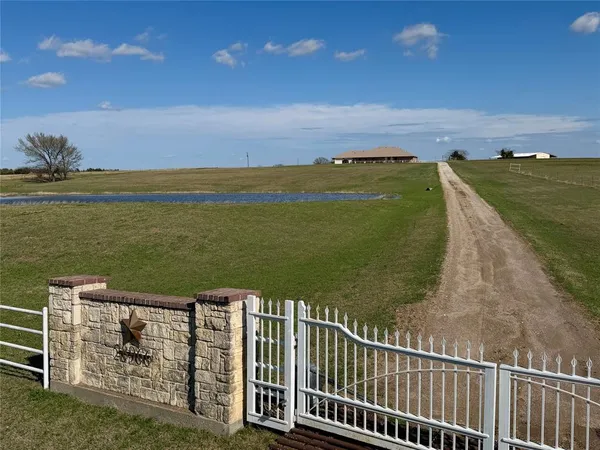 $240,000 | 377 T-13512 Us Highway, Gordonville, TX 76245