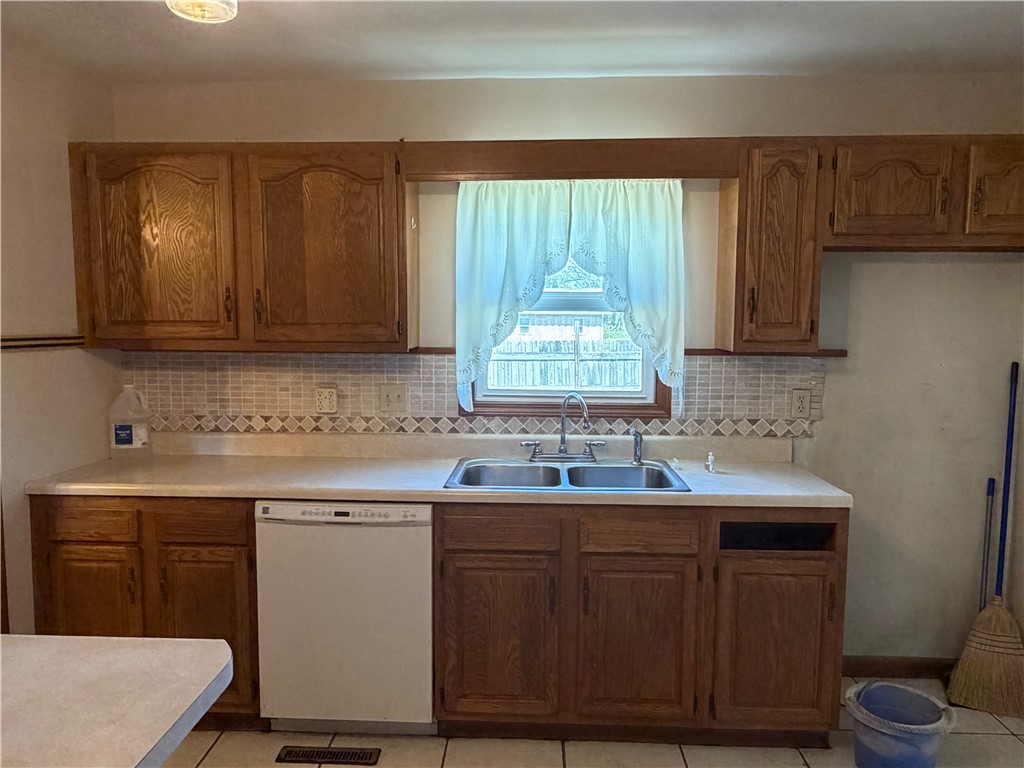 102 West Effingham Avenue Patoka, IL 62875 - Photo 8 of 18