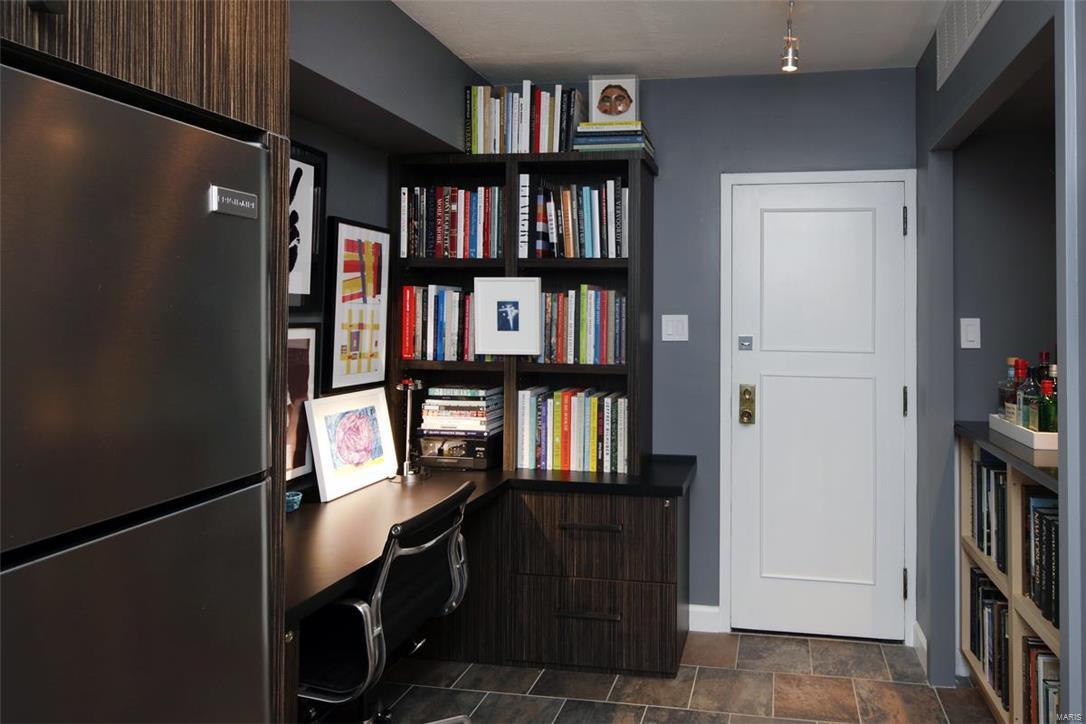 900 South Hanley Road, Unit 3B Clayton, MO 63105 - Photo 14 of 23