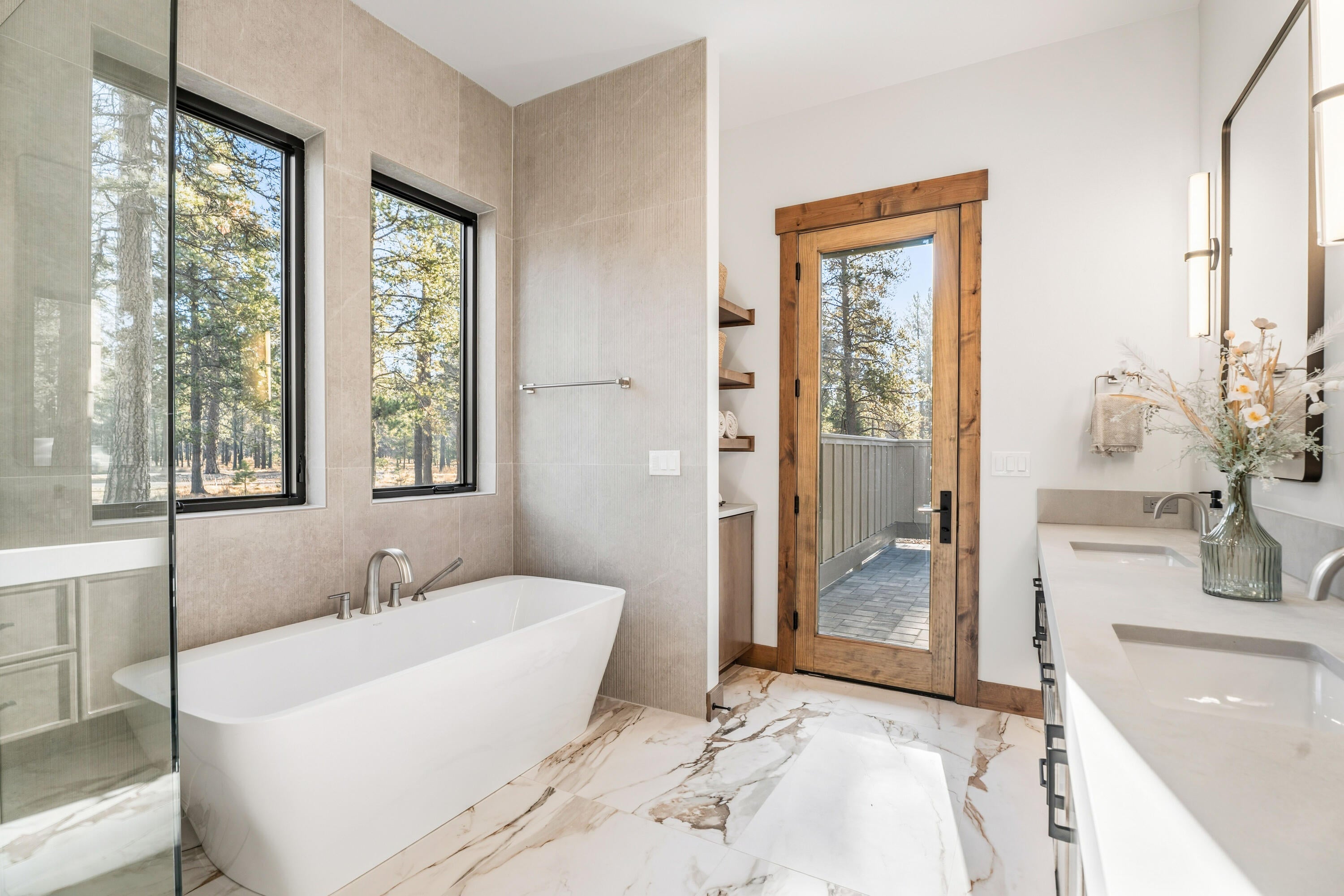 17875 Preservation Loop Bend, Unit 422 Bend, OR 97707 - Photo 28 of 90 Primary En-Suite