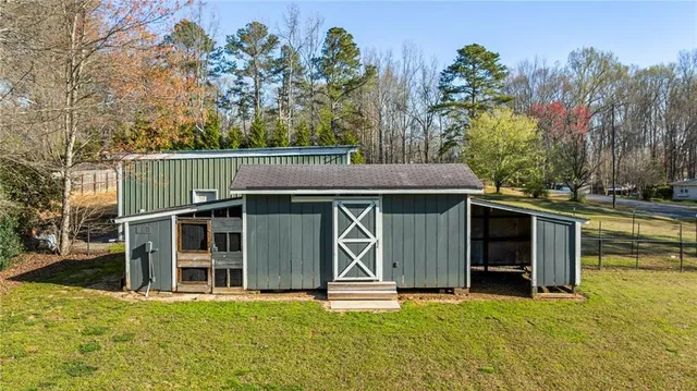 a view of a house with backyard and a garden