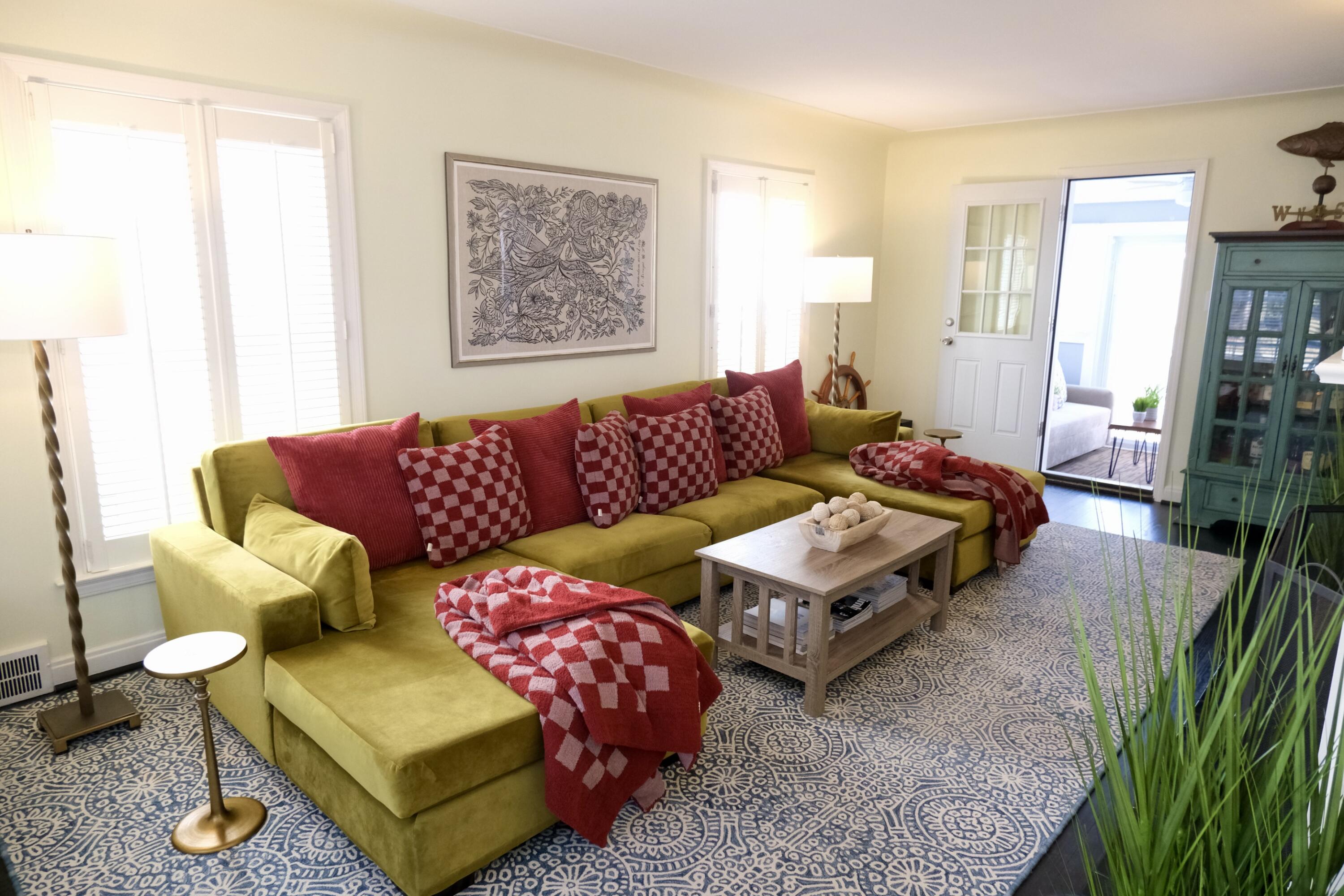 430 Fisher Road Grosse Pointe, MI 48230 - Photo 4 of 26 4. Living Room
