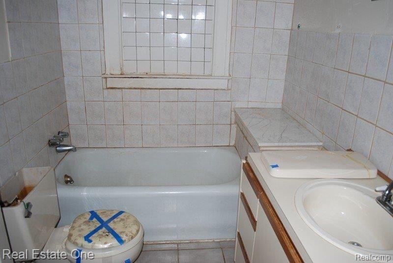 1339 Nottingham Road Grosse Pointe, MI 48230 - Photo 16 of 25 Main Bath