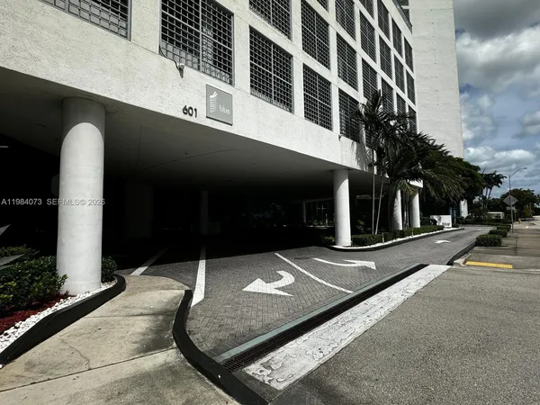 $3,400 | 601 Northeast 36th Street, Unit 1808, Miami, FL 33137