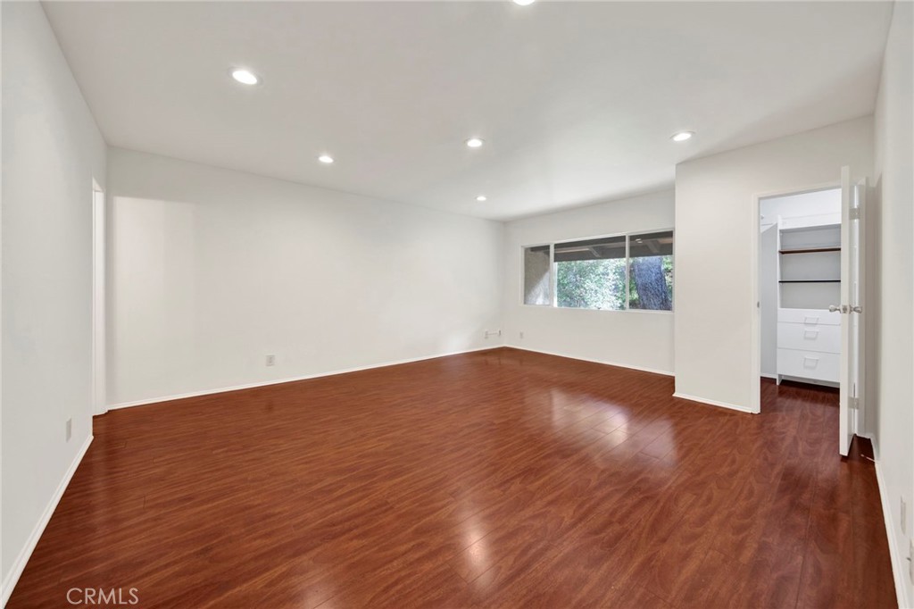9745 Vía Roma Burbank, CA 91504 - Photo 14 of 38