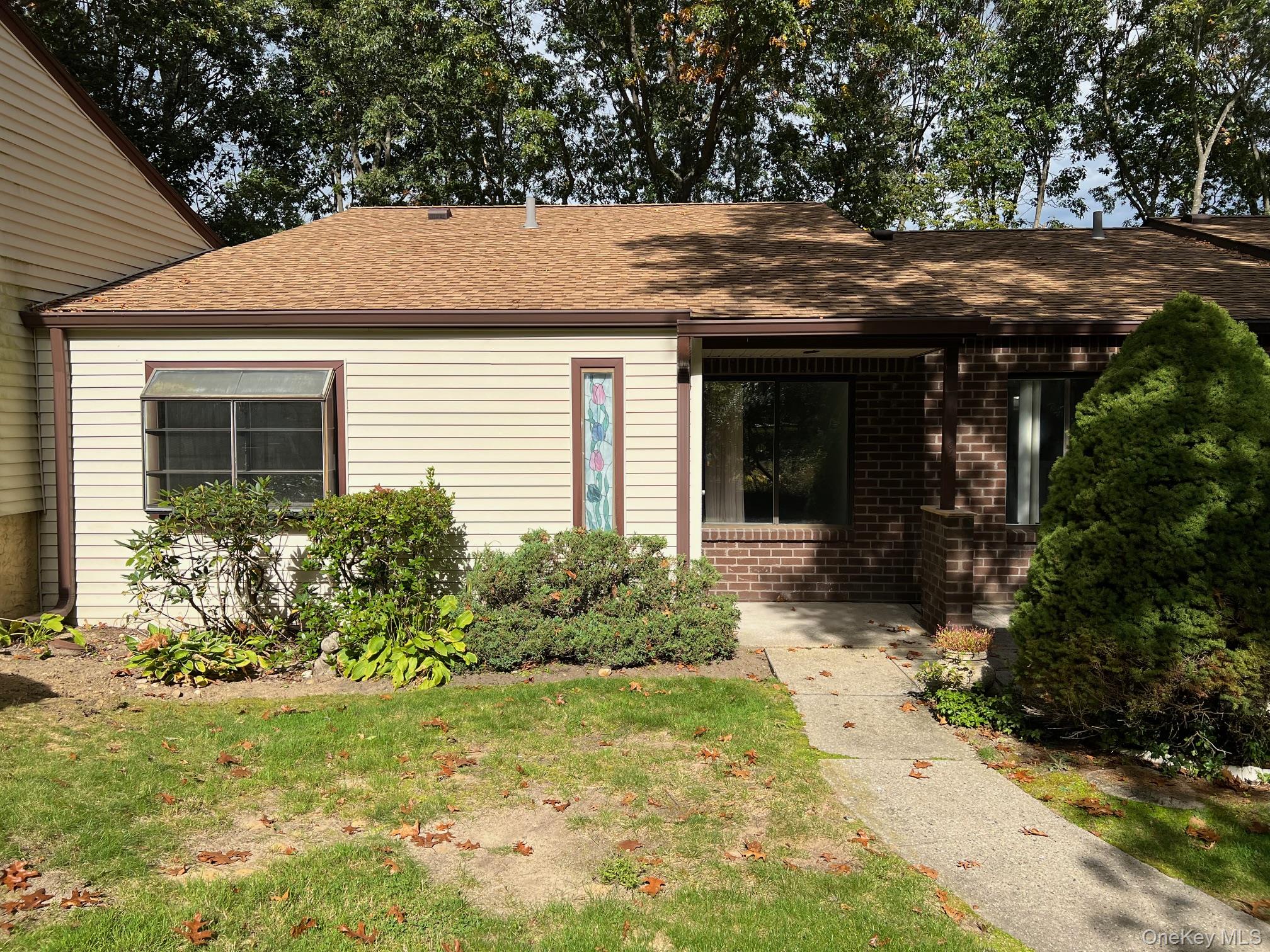 a view of backyard of the house
