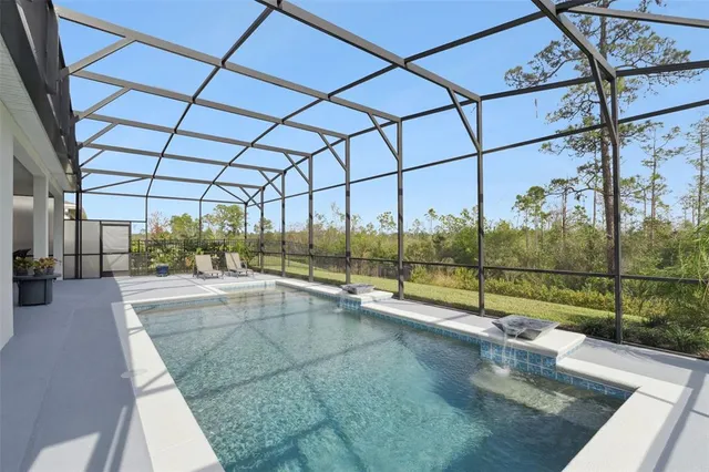 a view of a backyard