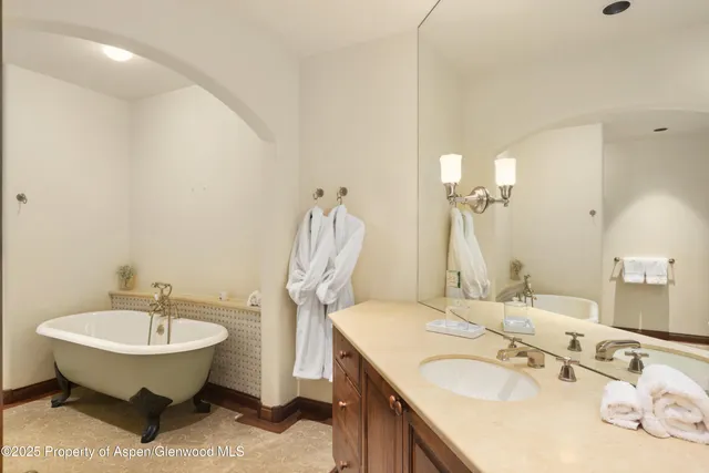 a view of an entryway with a workspace