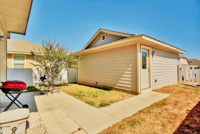 a view of backyard of the house